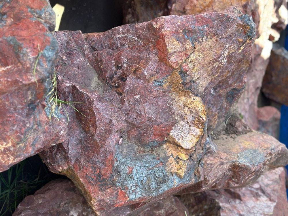 Камни для ландшафтного дизайна красно-фиолетовые 10-60 килограмм купить в Липецке