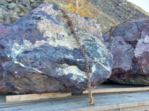 Огромные красно-фиолетовые валуны для ландшафтного дизайна весом более 5 тонн купить в Липецке