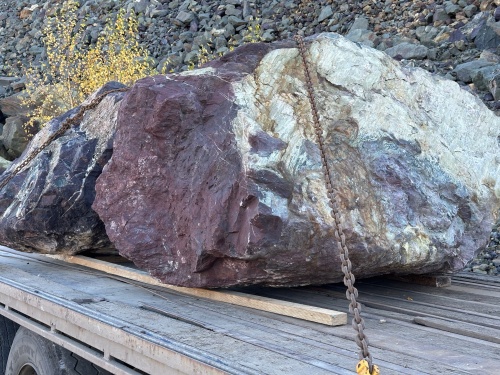 Огромные красно-фиолетовые валуны для ландшафтного дизайна весом более 5 тонн купить в Липецке
