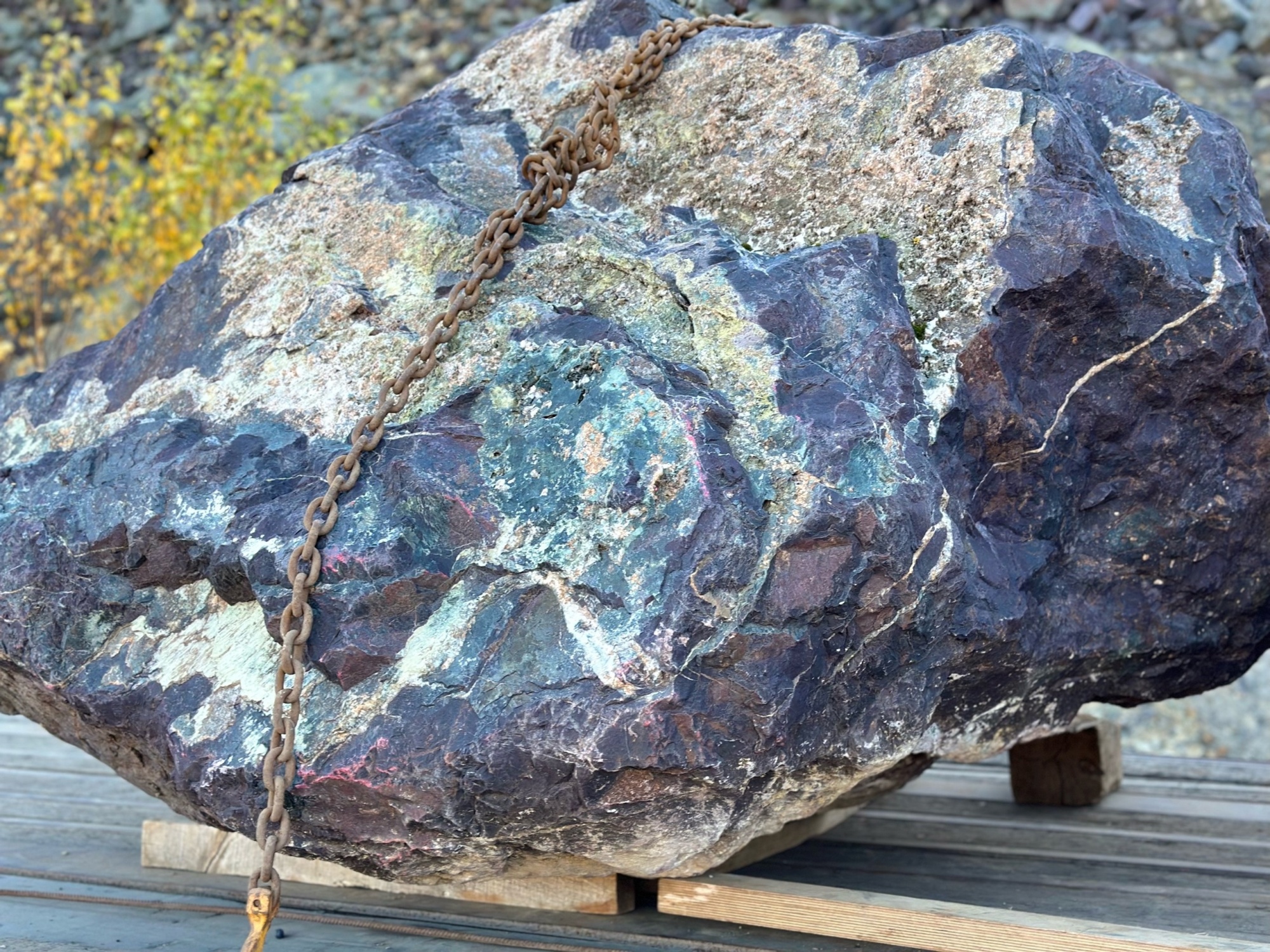 Огромные красно-фиолетовые валуны для ландшафтного дизайна весом более 5 тонн купить в Липецке