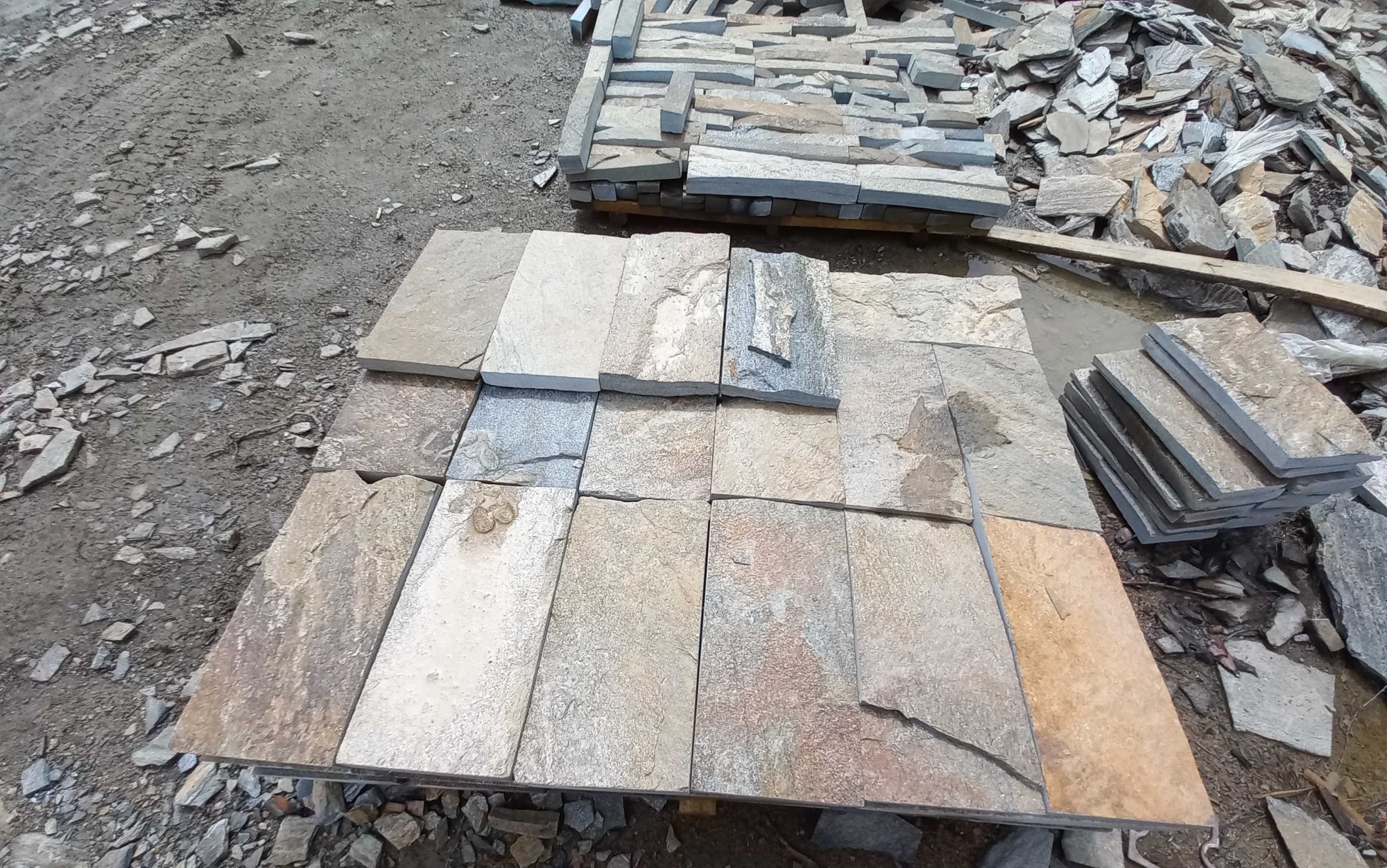 Плитка пилёная златолит Уральский для цоколя, отмостки купить в Липецке