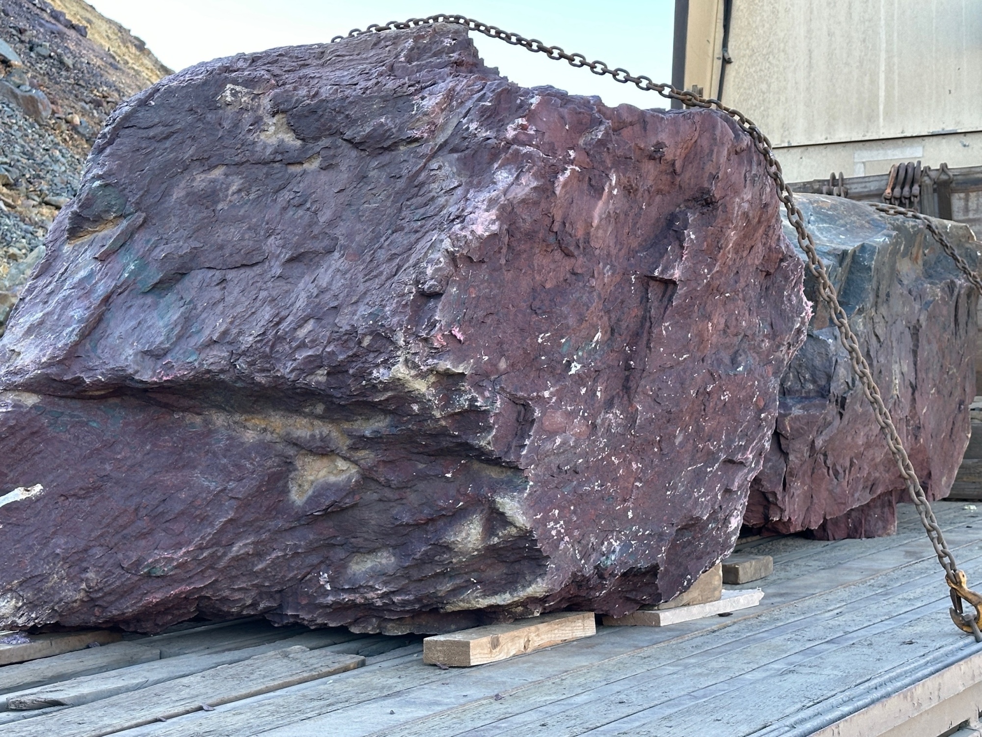 Огромные красно-фиолетовые валуны для ландшафтного дизайна весом более 5 тонн купить в Липецке