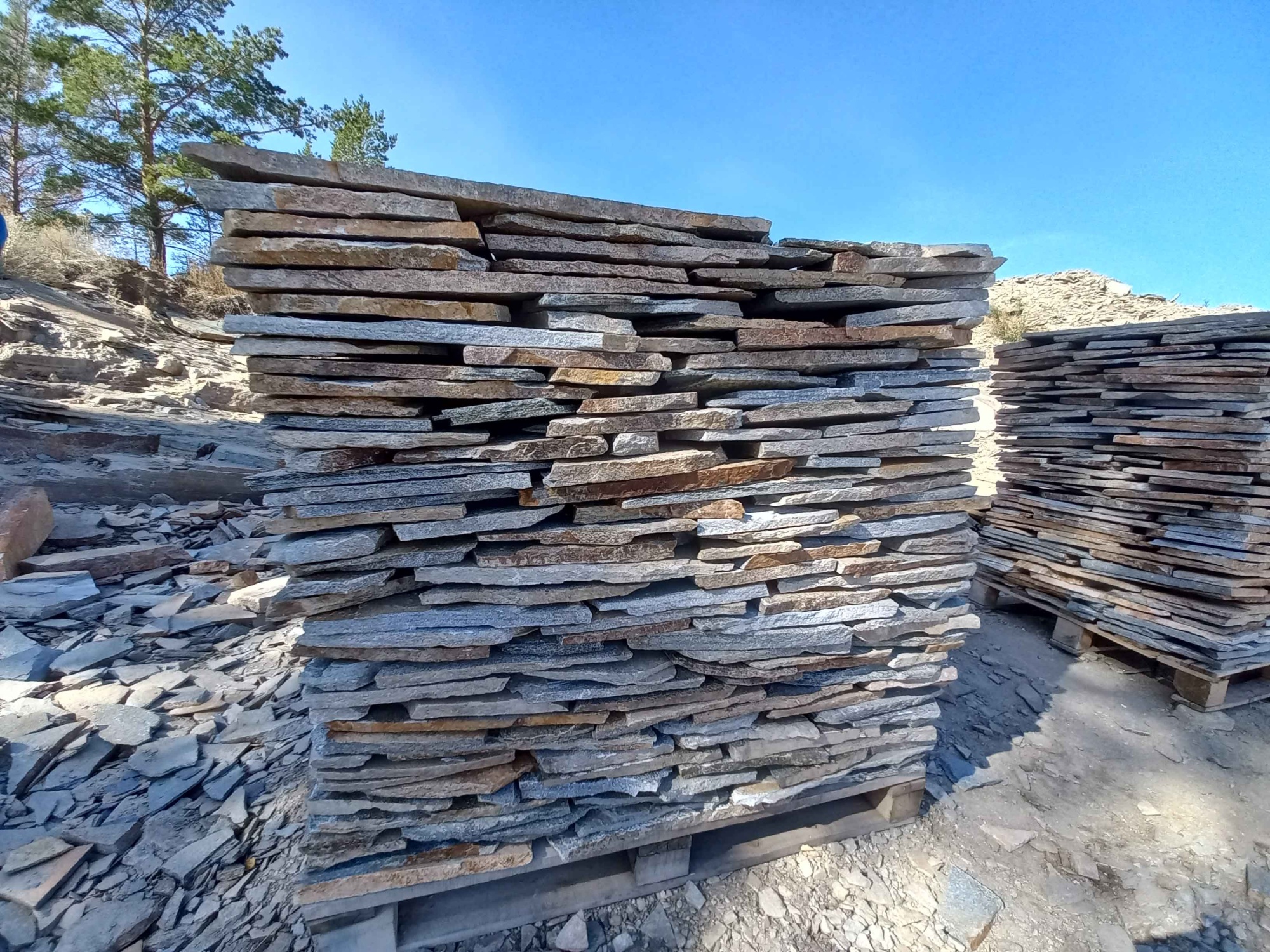 Плитняк златолит серебристый для фасада купить в Липецке