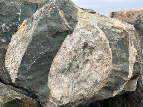 Гигантские зелёные валуны для ландшафтного дизайна весом более 5 тонн купить в Липецке