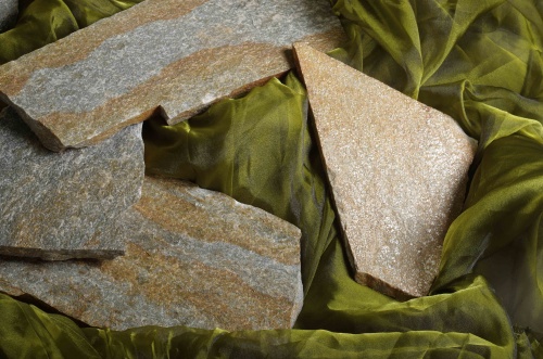 Плитняк златолит Уральский для цоколя, отмостки купить в Липецке